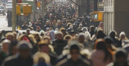 Téléchargez les photos : Foule anonyme de personnes marchant dans la rue - en image libre de droit