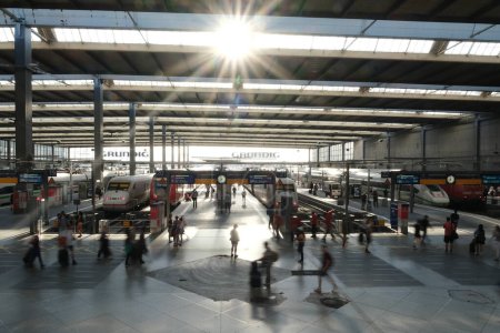 Foto de Paseo de pasajeros en una plataforma después de que un tren de cercanías llegó a la estación central de Múnich en Alemania el 25 de julio de 2022. - Imagen libre de derechos