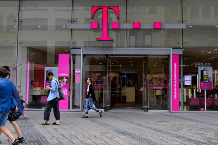 Téléchargez les photos : T-Mobile Retail Wireless Store à Nuremberg, Allemagne le juillet 23, 2022. - en image libre de droit