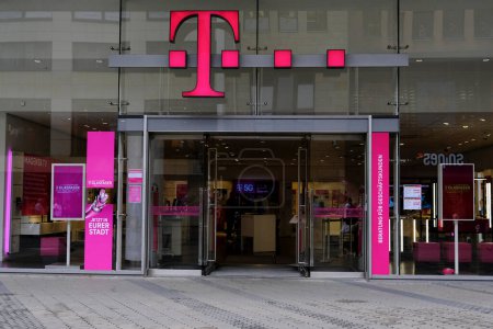 Téléchargez les photos : T-Mobile Retail Wireless Store à Nuremberg, Allemagne le juillet 23, 2022. - en image libre de droit