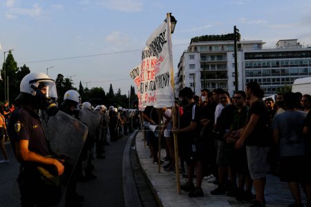 Foto de La policía antidisturbios conecta a los residentes de Atenas con la histórica Plaza Exarchia durante una protesta contra el plan de la estación de metro en Atenas, Grecia, el 25 de agosto de 2022 - Imagen libre de derechos
