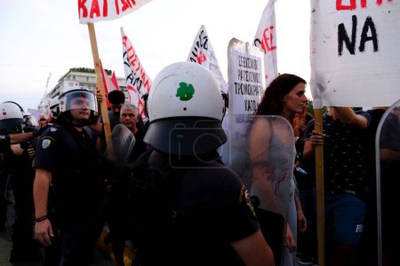 Foto de La policía antidisturbios conecta a los residentes de Atenas con la histórica Plaza Exarchia durante una protesta contra el plan de la estación de metro en Atenas, Grecia, el 25 de agosto de 2022 - Imagen libre de derechos