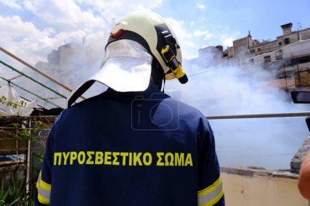 Téléchargez les photos : Les pompiers tentent d'éteindre l'incendie dans un bâtiment abandonné du centre d'Athènes, en Grèce, le 17 août 2022. - en image libre de droit