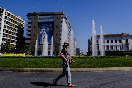 Téléchargez les photos : Les gens marchent dans les rues lors d'une chaude journée dans le centre d'Athènes, en Grèce, le 17 août 2022. - en image libre de droit