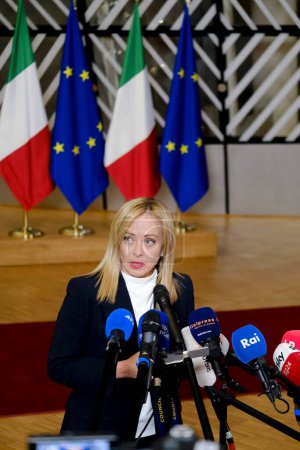 Foto de El recién nombrado Primer Ministro italiano, Giorgia Meloni, habla a la prensa tras una reunión en la sede del Consejo Europeo en Bruselas, Bélgica, el 3 de noviembre de 2022.. - Imagen libre de derechos