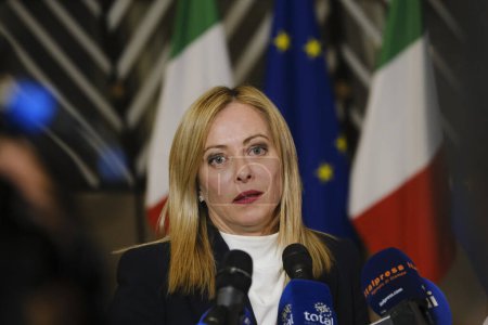 Téléchargez les photos : Le nouveau Premier ministre italien Giorgia Meloni s'adresse à la presse après une réunion au siège du Conseil européen à Bruxelles, en Belgique, le 3 novembre 2022. - en image libre de droit