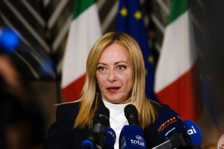 Téléchargez les photos : Le nouveau Premier ministre italien Giorgia Meloni s'adresse à la presse après une réunion au siège du Conseil européen à Bruxelles, en Belgique, le 3 novembre 2022. - en image libre de droit