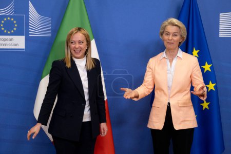 Foto de El primer ministro italiano Giorgia Meloni y la presidenta de la Comisión Europea Ursula von der Leyen se reúnen en Bruselas, Bélgica, el 03 de noviembre de 2022. - Imagen libre de derechos