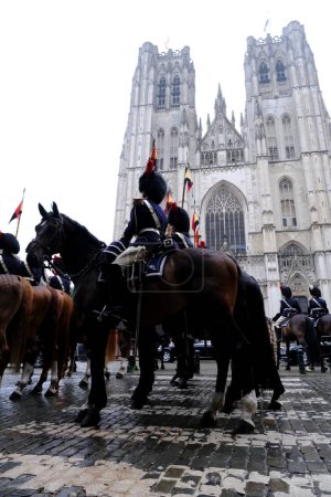 Foto de Guardia Real de Caballos durante una ceremonia frente a la Catedral de San Miguel y Santa Gúdula en Bruselas, Bélgica, el 21 de julio de 2022. - Imagen libre de derechos