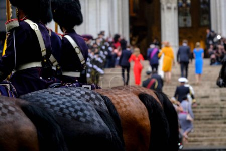 Téléchargez les photos : Royal Horse Guards lors d'une cérémonie devant la cathédrale Saint-Michel et Sainte-Gudula à Bruxelles, Belgique, le 21 juillet 2022. - en image libre de droit