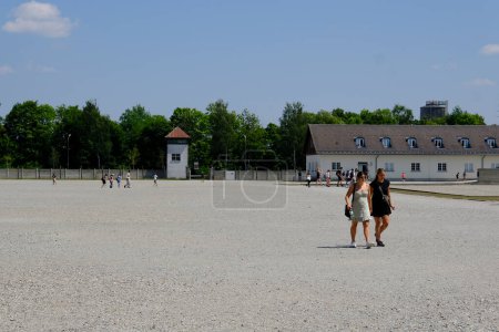 Foto de Los visitantes hacen un recorrido en el campo de concentración de Dachau en Alemania el 25 de julio de 2022. - Imagen libre de derechos