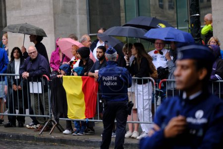 Téléchargez les photos : Un policier sécurise la zone lors d'un service religieux à la cathédrale le jour de la fête nationale belge à Bruxelles, Belgique 21 juillet 2022. - en image libre de droit