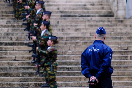 Téléchargez les photos : Un policier sécurise la zone lors d'un service religieux à la cathédrale le jour de la fête nationale belge à Bruxelles, Belgique 21 juillet 2022. - en image libre de droit