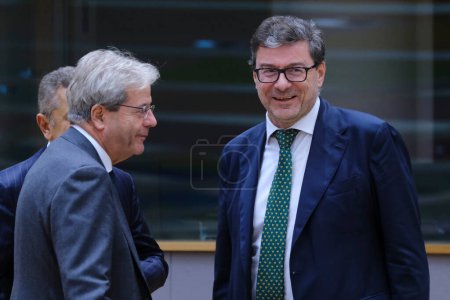 Foto de Giancarlo Giorgetti, Ministro de Hacienda, llega para asistir a una reunión de Ministros de Hacienda del Eurogrupo, en el Consejo Europeo de Bruselas, Bélgica, el 7 de noviembre de 2022.. - Imagen libre de derechos