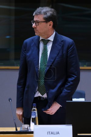 Foto de Giancarlo Giorgetti, Ministro de Hacienda, llega para asistir a una reunión de Ministros de Hacienda del Eurogrupo, en el Consejo Europeo de Bruselas, Bélgica, el 7 de noviembre de 2022.. - Imagen libre de derechos