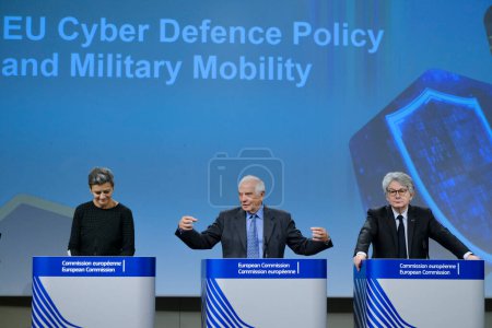 Téléchargez les photos : Conférence de presse de Thierry Breton, commissaire européen chargé du marché intérieur sur la politique de cyberdéfense et la mobilité militaire de l'UE à Bruxelles, Belgique, le 10 novembre 2022. - en image libre de droit