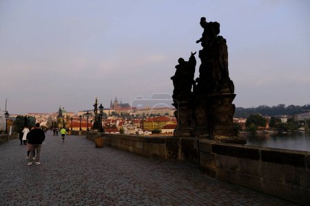 Téléchargez les photos : Tour du Pont de la Vieille Ville sous le soleil Prague, République Tchèque le 8 octobre 2022. - en image libre de droit