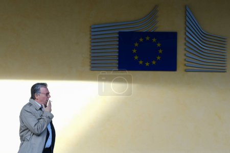 Téléchargez les photos : Un homme fume une cigarette devant les bureaux de la Commission européenne à Bruxelles, en Belgique, le 11 novembre 2022 - en image libre de droit