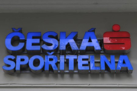 Foto de Vista exterior de la sucursal bancaria de Ceska sporitelna en Praga, República Checa el 26 de julio de 2022. - Imagen libre de derechos