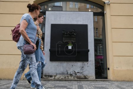 Téléchargez les photos : Les gens passent devant le monument de la révolution de velours à Prague, en République tchèque, le 27 juillet 2022. - en image libre de droit
