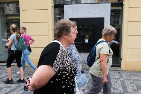 Téléchargez les photos : Les gens passent devant le monument de la révolution de velours à Prague, en République tchèque, le 27 juillet 2022. - en image libre de droit