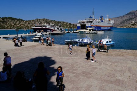 Téléchargez les photos : Un bateau vu dans le port de Symi en Grèce le 3 août 2022. - en image libre de droit