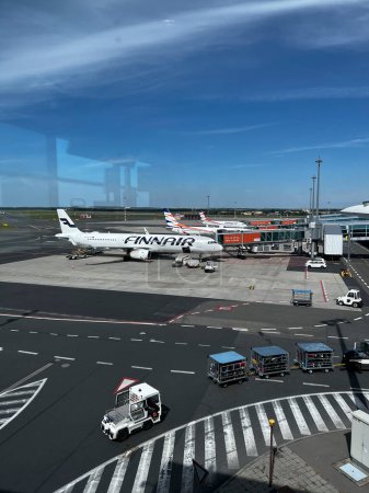 Foto de Un avión de la aerolínea Finnair se sienta en el aeropuerto de Praga en la República Checa en Julu 28, 2022. - Imagen libre de derechos
