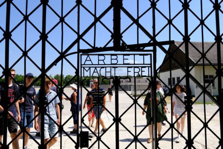 Foto de Dachau Concentration Camp Memorial Site en el antiguo campo de concentración nazi de Dachau, al suroeste de Alemania, el 25 de julio de 2022. - Imagen libre de derechos