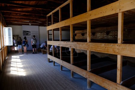Foto de Los visitantes hacen un recorrido en el campo de concentración de Dachau en Alemania el 25 de julio de 2022. - Imagen libre de derechos