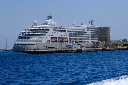 Foto de Un crucero visto en el puerto de la isla de Rodas en Grecia el 29 de julio de 2022. - Imagen libre de derechos