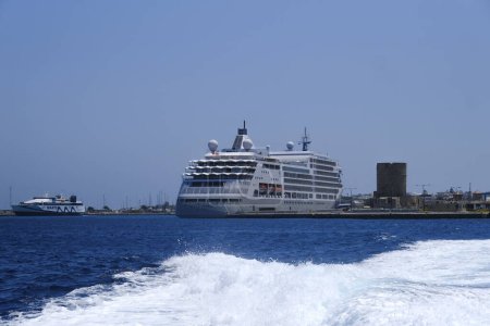 Foto de Un crucero visto en el puerto de la isla de Rodas en Grecia el 29 de julio de 2022. - Imagen libre de derechos
