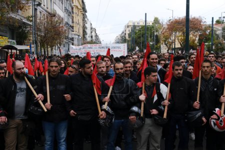 Téléchargez les photos : Les étudiants crient des slogans dans le centre d'Athènes, en Grèce, le 17 novembre 2022, lors d'une marche commémorant le soulèvement des étudiants de 1973 contre la junte militaire soutenue par les États-Unis. - en image libre de droit