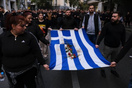 Téléchargez les photos : Les étudiants tiennent un drapeau grec à Athènes, en Grèce, le 17 novembre 2022, lors d'une marche commémorant le soulèvement des étudiants de 1973 contre la junte militaire soutenue par les États-Unis. - en image libre de droit