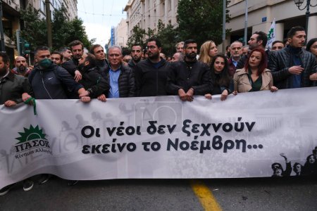 Téléchargez les photos : Membres du parti socialiste PASOK dans le centre d'Athènes, en Grèce, le 17 novembre 2022, lors d'une marche commémorant le soulèvement étudiant de 1973 contre la junte militaire soutenue par les États-Unis. - en image libre de droit