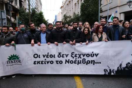 Téléchargez les photos : Membres du parti socialiste PASOK dans le centre d'Athènes, en Grèce, le 17 novembre 2022, lors d'une marche commémorant le soulèvement étudiant de 1973 contre la junte militaire soutenue par les États-Unis. - en image libre de droit