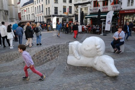 Foto de La gente está cerca de la estatua dedicada a la historia de un niño flamenco y su perro era relativamente oscuro en Bélgica, pero una sensación de culto en Japón en Amberes, Bélgica el 30 de octubre de 2022. - Imagen libre de derechos