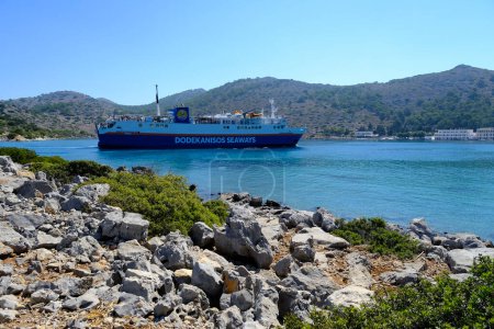 Téléchargez les photos : Un bateau à passagers arrive à Symi, en Grèce, le 31 juillet 2022. - en image libre de droit