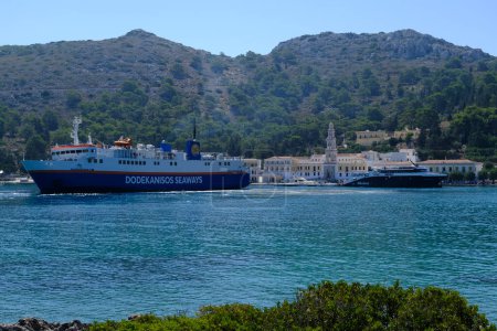 Téléchargez les photos : Un bateau à passagers arrive à Symi, en Grèce, le 31 juillet 2022. - en image libre de droit