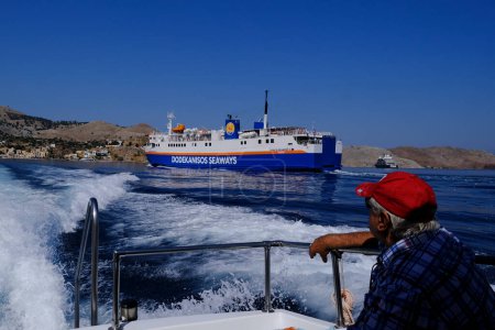 Téléchargez les photos : Un bateau à passagers arrive à Symi, en Grèce, le 30 juillet 2022. - en image libre de droit