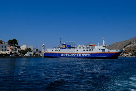 Téléchargez les photos : Un bateau à passagers arrive à Symi, en Grèce, le 30 juillet 2022. - en image libre de droit