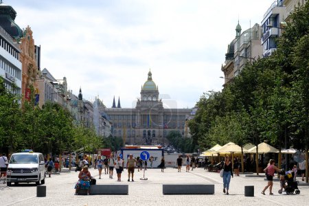 Foto de Vista de la Plaza de Wenceslao que es una de las principales plazas de la ciudad de Praga, República Checa en Julio 27, 2022. - Imagen libre de derechos