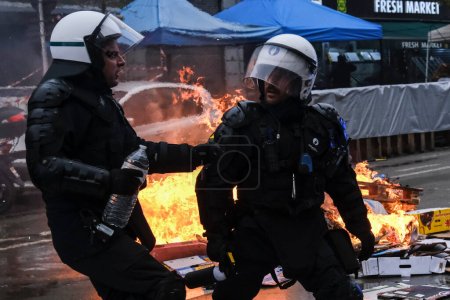 Foto de Manifestantes se enfrentaron con la policía antidisturbios después del partido de fútbol de la Copa Mundial de fútbol Qatar 2022 entre Bélgica y Marruecos, en Bruselas, Bélgica, el 27 de noviembre de 2022. - Imagen libre de derechos