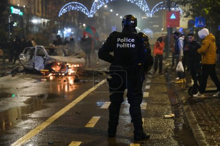 Foto de Manifestantes se enfrentaron con la policía antidisturbios después del partido de fútbol de la Copa Mundial de fútbol Qatar 2022 entre Bélgica y Marruecos, en Bruselas, Bélgica, el 27 de noviembre de 2022. - Imagen libre de derechos