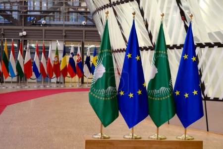 Téléchargez les photos : Drapeaux de l'Union africaine et de l'Union européenne à Bruxelles, Belgique le 28 novembre 2022. - en image libre de droit