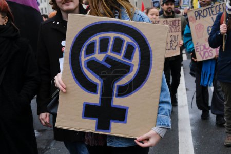 Téléchargez les photos : Des manifestants participent à une manifestation à l'occasion de la Journée internationale pour l'élimination de la violence à l'égard des femmes à Bruxelles, Belgique, le 27 novembre 2022. - en image libre de droit