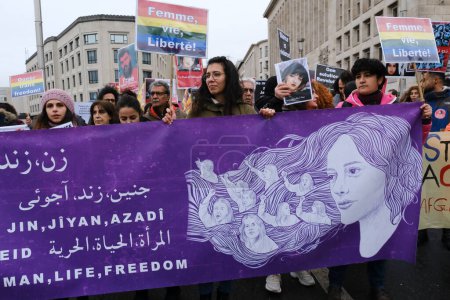 Téléchargez les photos : Des manifestants participent à une manifestation à l'occasion de la Journée internationale pour l'élimination de la violence à l'égard des femmes à Bruxelles, Belgique, le 27 novembre 2022. - en image libre de droit