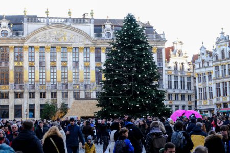 Téléchargez les photos : Un énorme sapin de Noël avec une foule de personnes non identifiées profitant de l'atmosphère de célébration au marché de Noël à Bruxelles, en Belgique, le 26 novembre 2022. - en image libre de droit