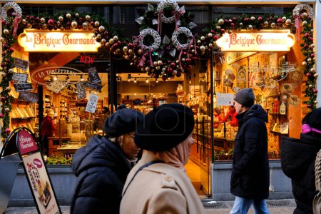 Téléchargez les photos : La foule visite le marché de Noël à Bruxelles, en Belgique, le 26 novembre 2022 - en image libre de droit