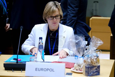 Téléchargez les photos : Catherine De Bolle arrive pour assister à un Conseil européen des affaires intérieures à Bruxelles, en Belgique, le 8 décembre 2022. - en image libre de droit