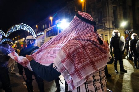 Foto de Manifestantes se enfrentaron con la policía antidisturbios después del partido de fútbol de la Copa Mundial de fútbol Qatar 2022 entre España y Marruecos, en Bruselas, Bélgica, el 6 de diciembre de 2022. - Imagen libre de derechos